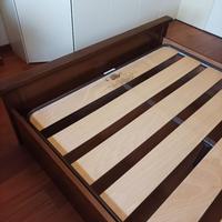 Letto matrimoniale in arte povera con rete a doghe