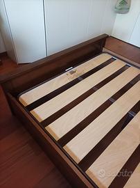 Letto matrimoniale in arte povera con rete a doghe