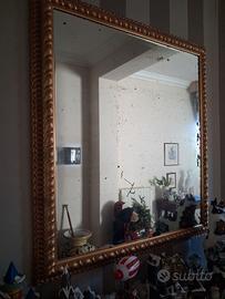 Specchio antico con cornice dorata