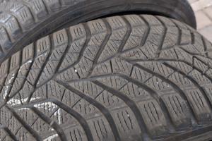Due gomme invernali Yokohama 225/40R19