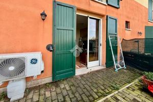 VILLA A SCHIERA CENTRALE A LUZZARA