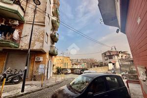 NEGOZIO A NAPOLI