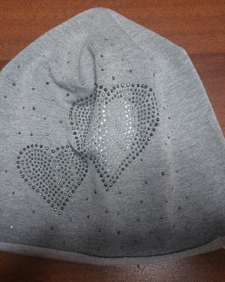 UDQ - Berretto con borchiette cuori 