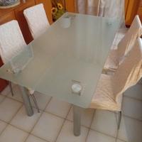 Tavolo in vetro con 4 sedie