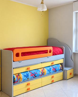 Struttura letto con cassetti e scrivanie estraibil