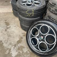 Cerchi lega gommati 18” Alfa Romeo perfetti