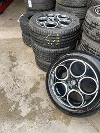 Cerchi lega gommati 18” Alfa Romeo perfetti