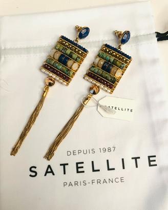 Orecchini pendenti con pietre multicolori e frange