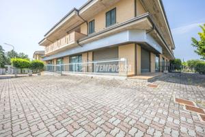 Locale Commerciale a Montecosaro 9 locali