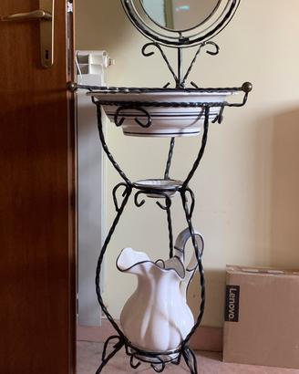 Toilette vintage in ferro battuto con specchio e l