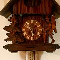 Orologio a cucù tradizionale in legno intagliato