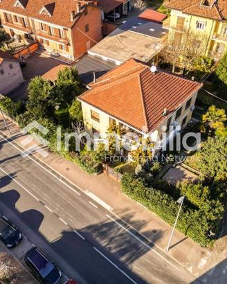 Villa di 334 m² con più di 5 locali e box auto dop