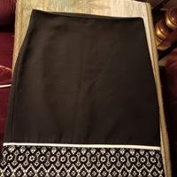 gonna nera con pizzo bianco. 