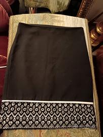 gonna nera con pizzo bianco. 