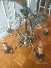 Lampadario classico in bronzo.