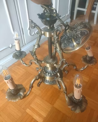 Lampadario classico in bronzo.