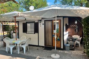 Casetta con roulotte in camping a 50m dal mare
