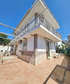 Villino arredato su 2 livelli per uso transitorio