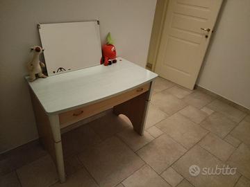 Scrivania e porta PC