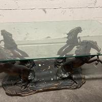 Tavolino in vetro con sostegno cavalli