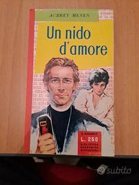 Libro Un nido d'amore di Aubrey Menen