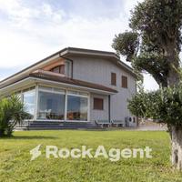 VILLA UNIFAMILIARE DI PREGIO CON AMPIO GIARDINO E