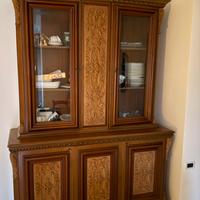 Credenza in legno intagliato con ante in vetro