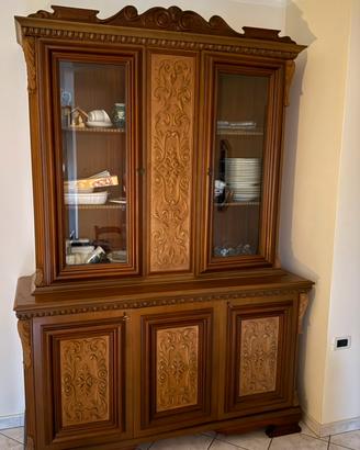 Credenza in legno intagliato con ante in vetro