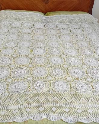copriletto ricamato a mano e coperta termica