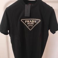 T-Shirt Prada logo triangolare taglia XXL.