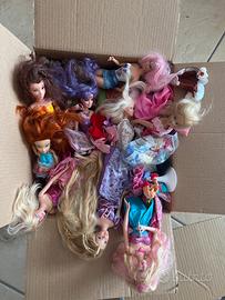 Scatola grande di tante Barbie (anche piccole)