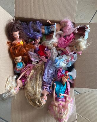 Scatola grande di tante Barbie (anche piccole)