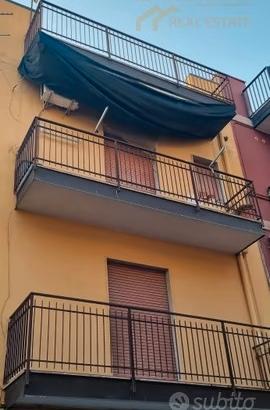 Stabile Su Due Livelli Con Ingresso Indipendente