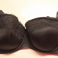 Reggiseno nero balconcino con pizzo.