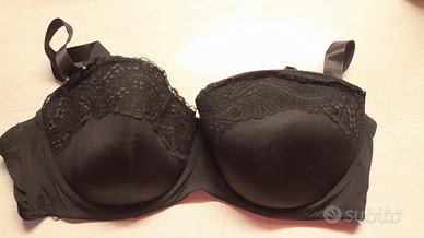 Reggiseno nero balconcino con pizzo.