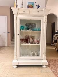 Vetrina in legno bianca – stile classico