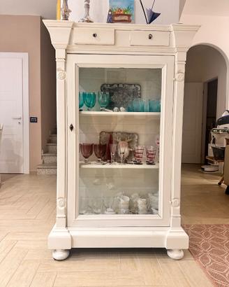 Vetrina in legno bianca – stile classico