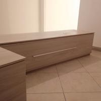 Mobile basso moderno in legno chiaro