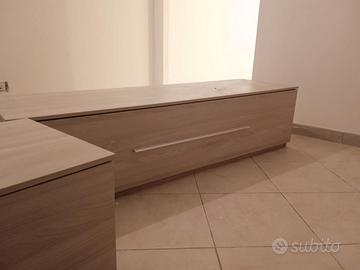 Mobile basso moderno in legno chiaro