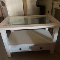 Tavolino laccato ,bianco,con cristallo.