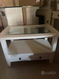 Tavolino laccato ,bianco,con cristallo.