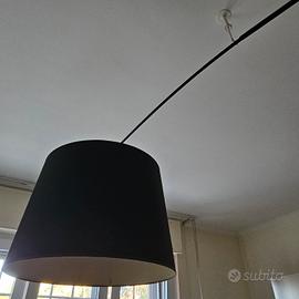 Lampadario di design pendente regolabile nero.