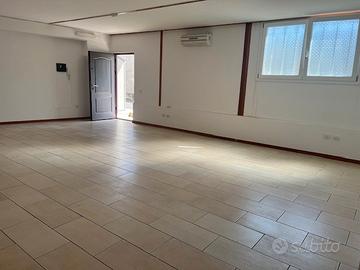 Ufficio di 60 mq open space p. terra con bagno
