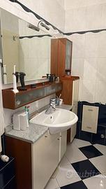 Mobile bagno con lavabo e specchio