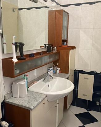 Mobile bagno con lavabo e specchio