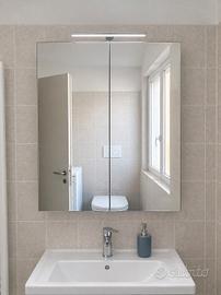 Specchio contenitore bagno con luce LED