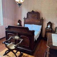 Camera fine 1800 in radica di noce