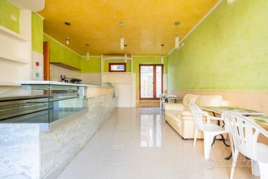 Locale al piano terra con cortile