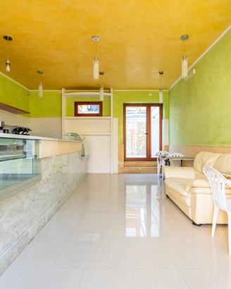 Locale al piano terra con cortile
