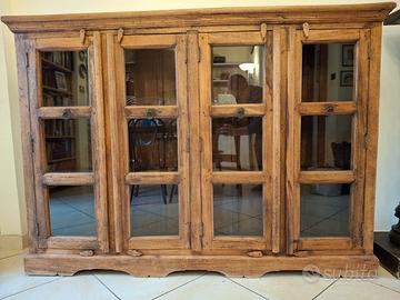 Credenza in legno massello con ante a vetro